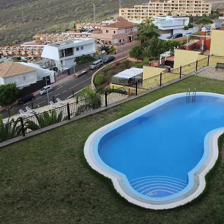 Apartamento With A Serene Ocean And Mountain View