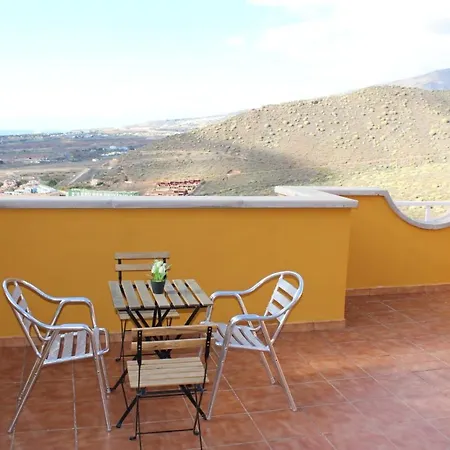 Apartamento With A Serene Ocean And Mountain View