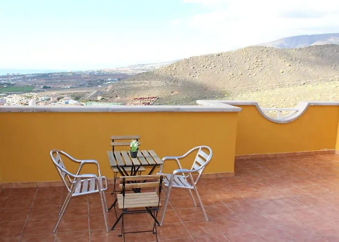 Lägenhet With A Serene Ocean And Mountain View