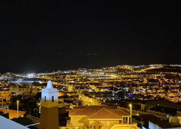 Lägenhet With A Serene Ocean And Mountain View