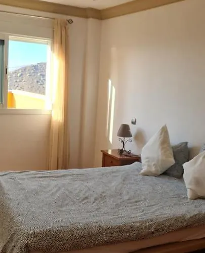 Lägenhet With A Serene Ocean And Mountain View