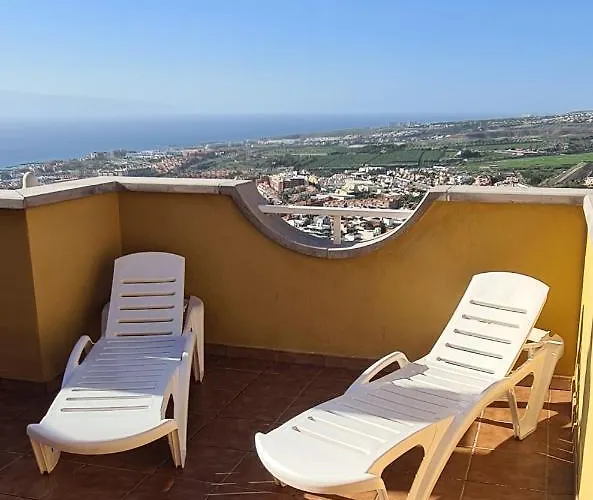 With A Serene Ocean And Mountain View Lägenhet