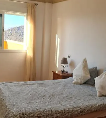 Lejlighed With A Serene Ocean And Mountain View